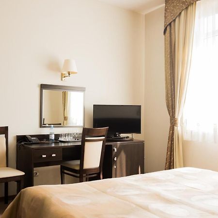 Portius Hotel Кросно Екстериор снимка