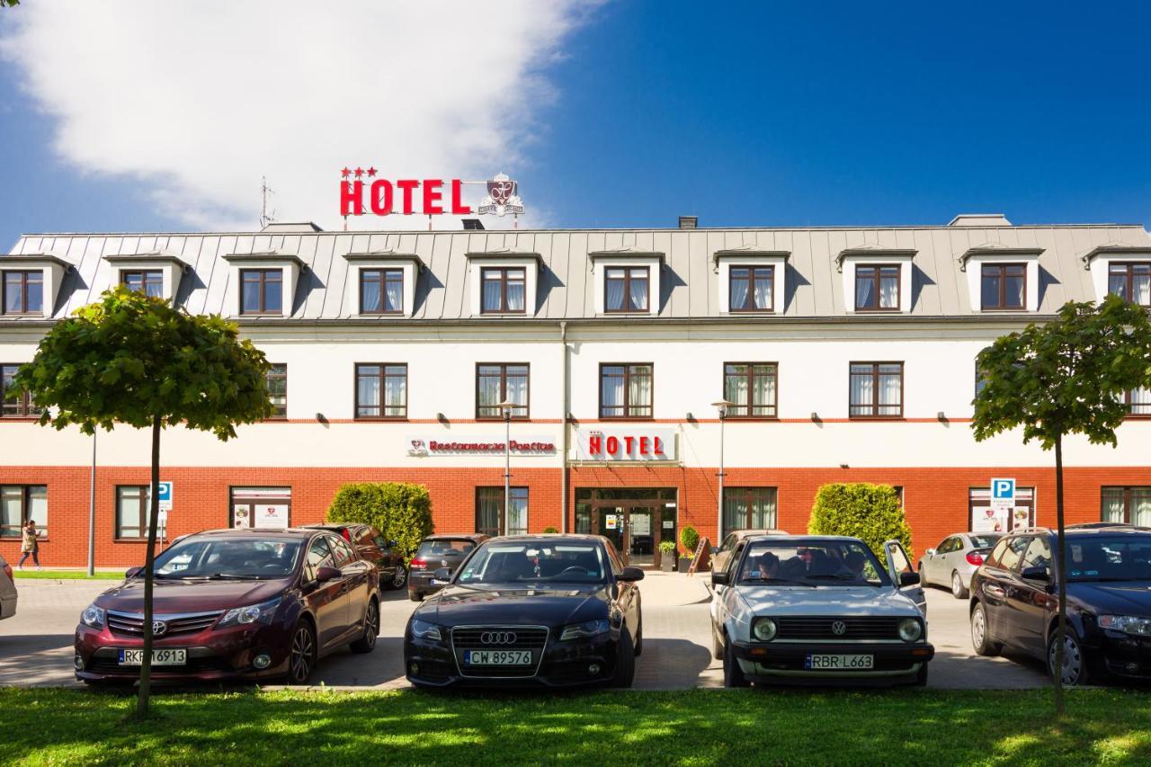 Portius Hotel Кросно Екстериор снимка
