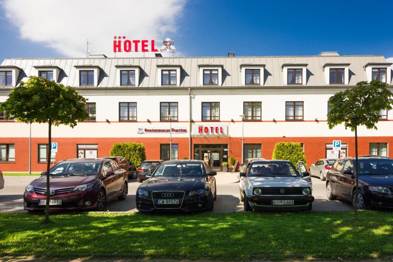 Portius Hotel Кросно Екстериор снимка