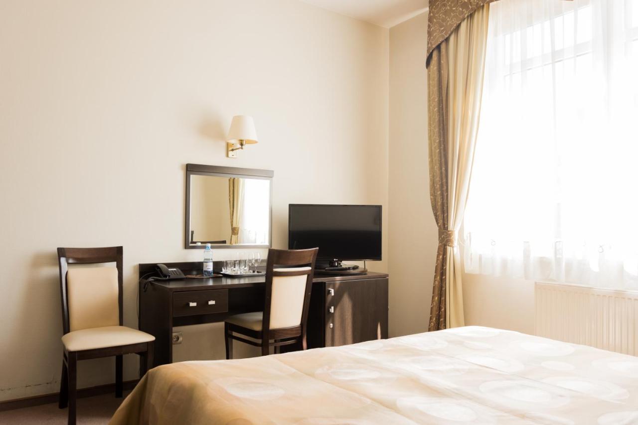 Portius Hotel Кросно Екстериор снимка