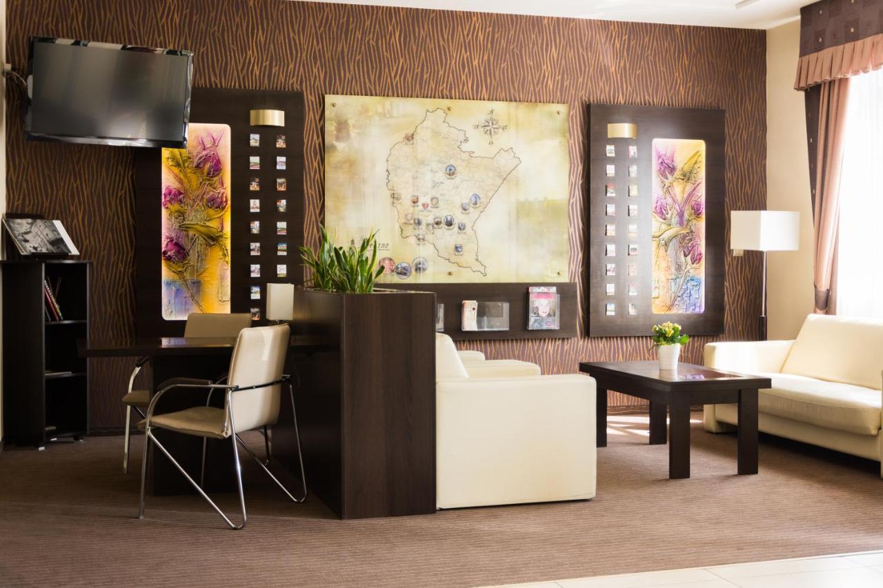 Portius Hotel Кросно Екстериор снимка