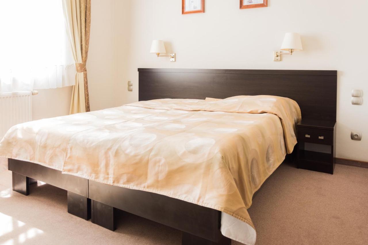 Portius Hotel Кросно Екстериор снимка