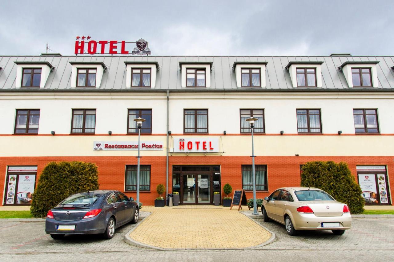 Portius Hotel Кросно Екстериор снимка