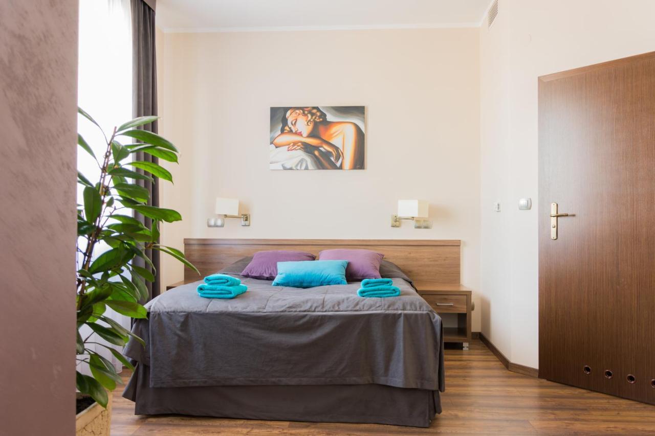 Portius Hotel Кросно Екстериор снимка