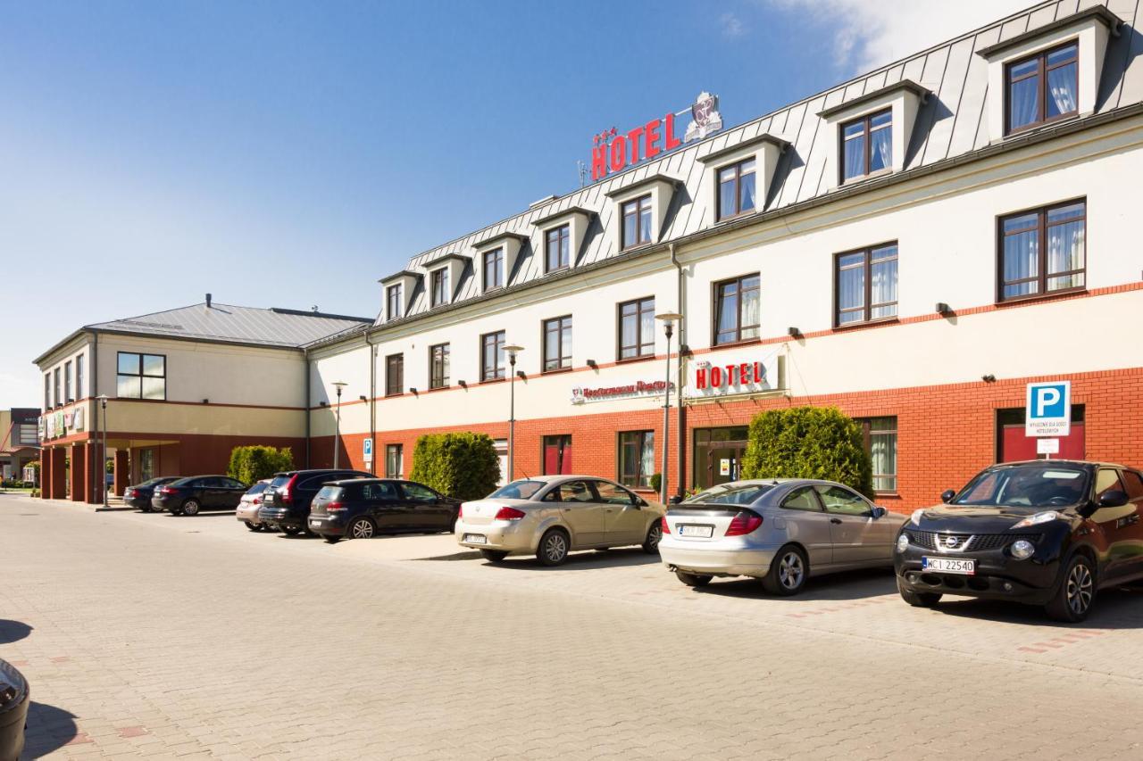 Portius Hotel Кросно Екстериор снимка